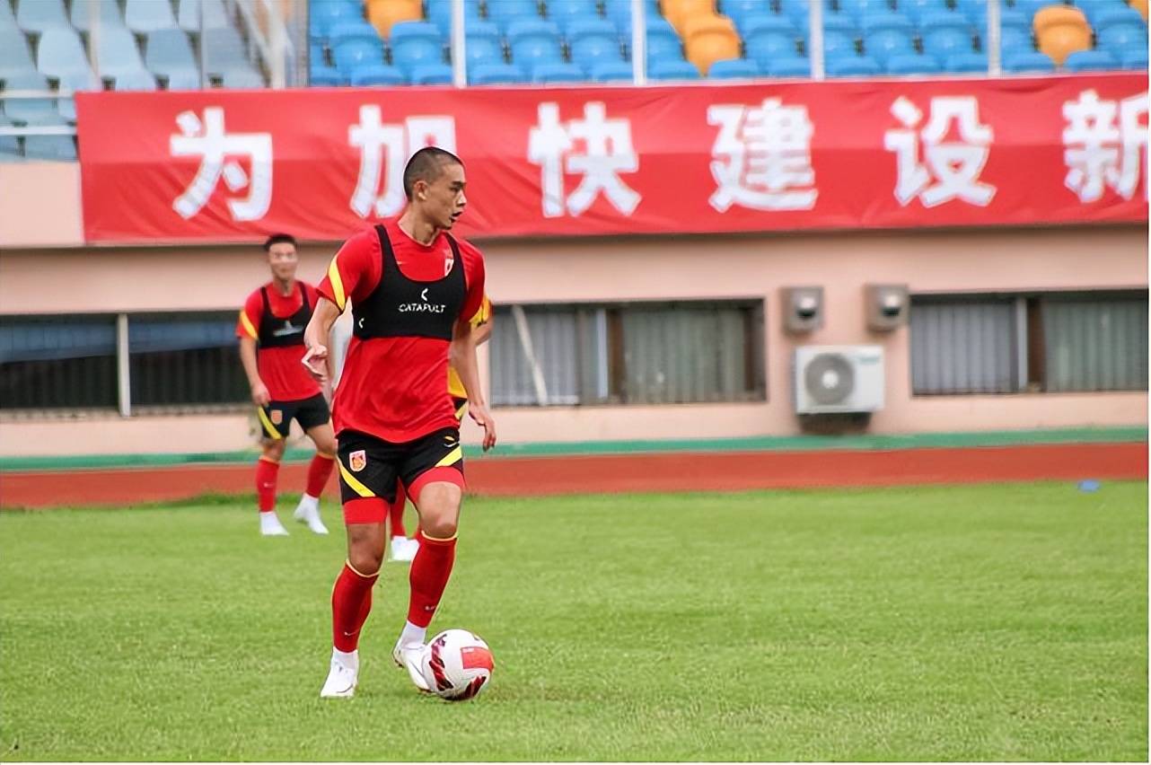 包含东亚球员收到外籍教练青睐被提拔到主力阵容的词条