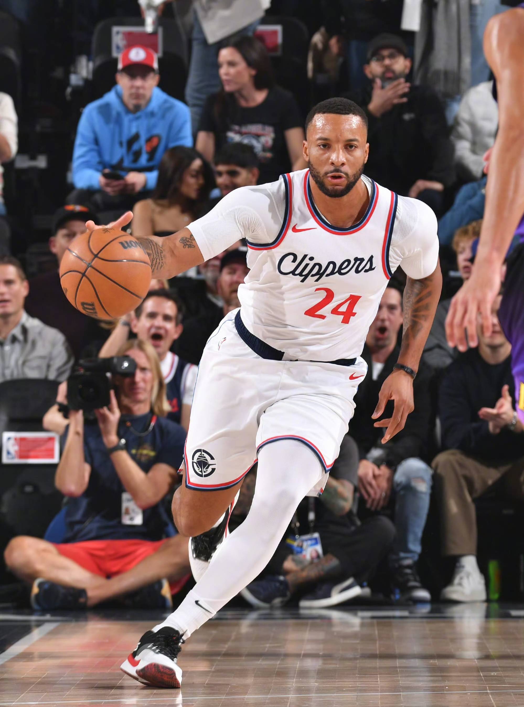 快船大胜活塞，取得重要胜利