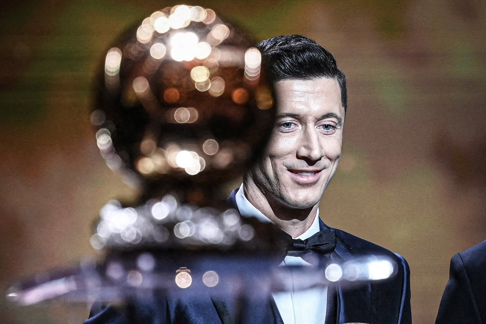 关于塞维利亚爆冷里昂,莱万惊艳世界的信息 关于塞维利亚爆冷里昂,莱万惊艳世界的信息