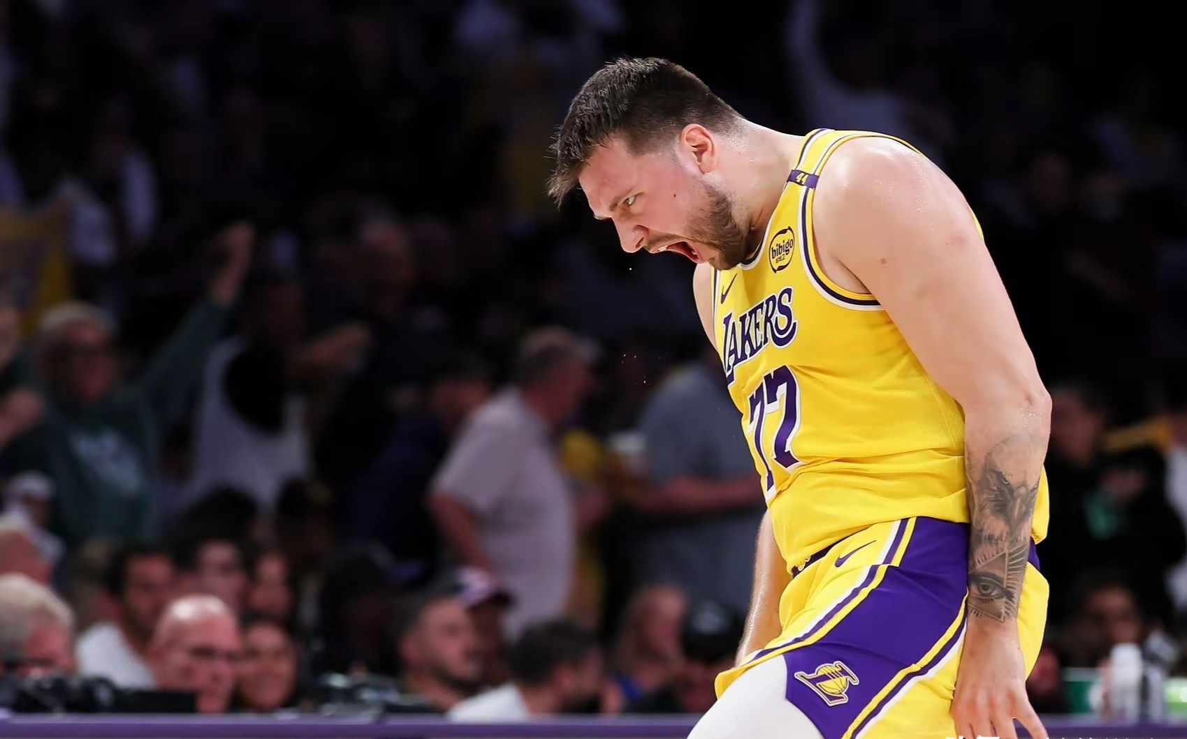 F1街道赛之夜，东契奇连续得分拉开差距